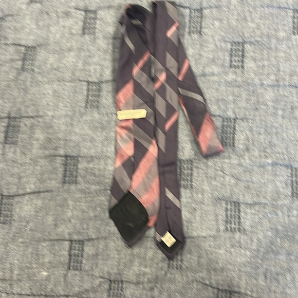 Tie Burberry , 100 silk good condition - Picture 4 of 4